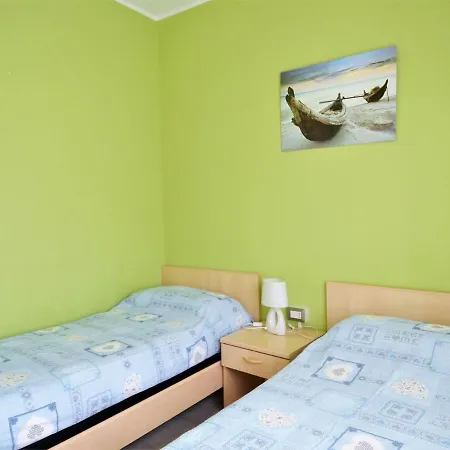 Vibrant Holiday In With Garden Ντέρβιο