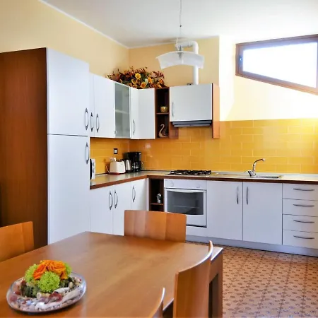 Сasa de vacaciones Vibrant Holiday In With Garden Dervio